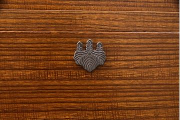 中古　漆塗り　衣装盆付き　落ち着いた色合いが魅力!モダンな空間づくりにおすすめの重ねタンス(並厚、着物箪笥、衣装箪笥、和タンス)(定価約85万円)(R-052183)