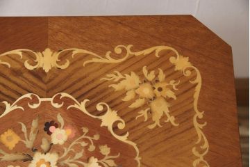 イタリアビンテージ　輸入家具　象嵌細工が美しい!華やかな雰囲気を醸し出す上蓋付きサイドテーブル(コンソールテーブル、飾り台、インレイ、ヴィンテージ)(R-052184)