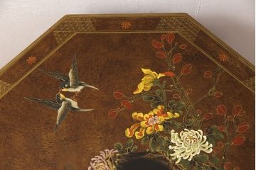 ビンテージ家具　繊細な絵柄と凝ったつくりが目を引くシノワズリ様式のサイドチェスト(ヴィンテージ、引き出し、サイドテーブル)(R-052185)