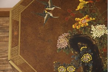 ビンテージ家具　繊細な絵柄と凝ったつくりが目を引くシノワズリ様式のサイドチェスト(ヴィンテージ、引き出し、サイドテーブル)(R-052185)