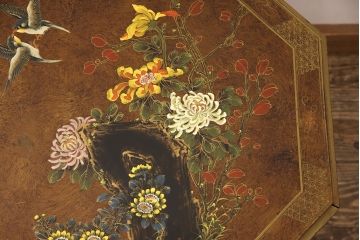 ビンテージ家具　繊細な絵柄と凝ったつくりが目を引くシノワズリ様式のサイドチェスト(ヴィンテージ、引き出し、サイドテーブル)(R-052185)