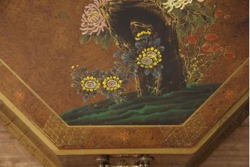 ビンテージ家具　繊細な絵柄と凝ったつくりが目を引くシノワズリ様式のサイドチェスト(ヴィンテージ、引き出し、サイドテーブル)(R-052185)