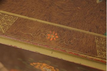 ビンテージ家具　繊細な絵柄と凝ったつくりが目を引くシノワズリ様式のサイドチェスト(ヴィンテージ、引き出し、サイドテーブル)(R-052185)