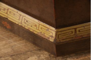 ビンテージ家具　繊細な絵柄と凝ったつくりが目を引くシノワズリ様式のサイドチェスト(ヴィンテージ、引き出し、サイドテーブル)(R-052185)
