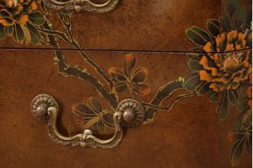 ビンテージ家具　繊細な絵柄と凝ったつくりが目を引くシノワズリ様式のサイドチェスト(ヴィンテージ、引き出し、サイドテーブル)(R-052185)