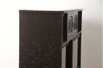 中古　美品　軽井沢彫り　咲き誇る桜の彫りが見事な茶箪笥(サイドボード、サイドキャビネット、収納棚、飾り棚、茶棚、茶タンス)(定価約100万円)(R-052189)