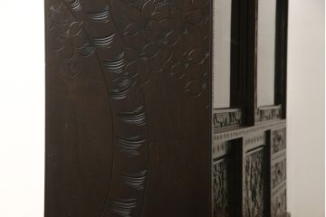 中古　美品　軽井沢彫り　咲き誇る桜の彫りが見事な茶箪笥(サイドボード、サイドキャビネット、収納棚、飾り棚、茶棚、茶タンス)(定価約100万円)(R-052189)