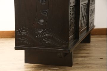 中古　美品　軽井沢彫り　咲き誇る桜の彫りが見事な茶箪笥(サイドボード、サイドキャビネット、収納棚、飾り棚、茶棚、茶タンス)(定価約100万円)(R-052189)
