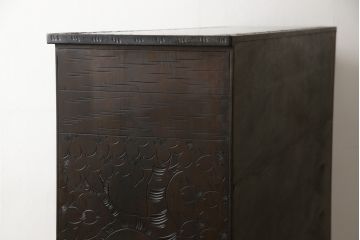 中古　美品　軽井沢彫り　咲き誇る桜の彫りが見事な茶箪笥(サイドボード、サイドキャビネット、収納棚、飾り棚、茶棚、茶タンス)(定価約100万円)(R-052189)
