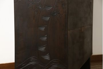 中古　美品　軽井沢彫り　咲き誇る桜の彫りが見事な茶箪笥(サイドボード、サイドキャビネット、収納棚、飾り棚、茶棚、茶タンス)(定価約100万円)(R-052189)