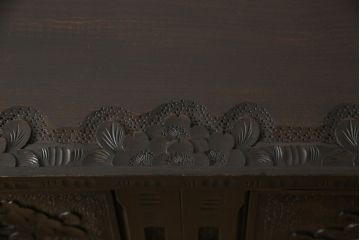 中古　美品　軽井沢彫り　咲き誇る桜の彫りが見事な茶箪笥(サイドボード、サイドキャビネット、収納棚、飾り棚、茶棚、茶タンス)(定価約100万円)(R-052189)