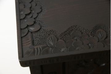中古　美品　軽井沢彫り　咲き誇る桜の彫りが見事な茶箪笥(サイドボード、サイドキャビネット、収納棚、飾り棚、茶棚、茶タンス)(定価約100万円)(R-052189)