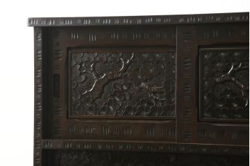 中古　美品　軽井沢彫り　咲き誇る桜の彫りが見事な茶箪笥(サイドボード、サイドキャビネット、収納棚、飾り棚、茶棚、茶タンス)(定価約100万円)(R-052189)