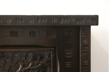 中古　美品　軽井沢彫り　咲き誇る桜の彫りが見事な茶箪笥(サイドボード、サイドキャビネット、収納棚、飾り棚、茶棚、茶タンス)(定価約100万円)(R-052189)