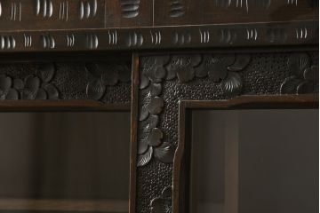 中古　美品　軽井沢彫り　咲き誇る桜の彫りが見事な茶箪笥(サイドボード、サイドキャビネット、収納棚、飾り棚、茶棚、茶タンス)(定価約100万円)(R-052189)