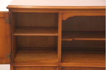 中古美品　横浜ダニエル(daniel)　洗練された佇まいが魅力的なサイドボード(収納棚、戸棚、キャビネット)(R-052190)