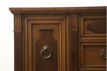 中古　美品　DREXEL HERITAGE(ドレクセルヘリテイジ)　FRANCESCA(フランチェスカ)シリーズ　上品なモールディングの装飾が高級感を高めるサイドボード(クレデンザ、クリデンザ、収納棚、キャビネット、サイドキャビネット)(R-052191)