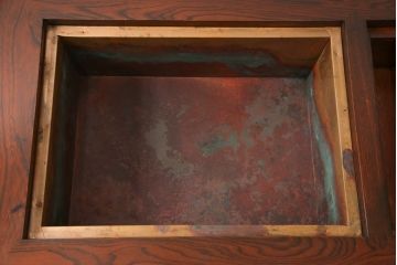 中古　国産民芸家具　ケヤキ材　四隅の金具にもこだわりが感じられる長火鉢(囲炉裏、関西火鉢、木製火鉢)(R-052210)