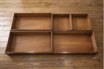 中古美品　イギリス王室御用達　マホガニー材　ロスジョン(ROSJOHN)　凝ったつくりが美しいチェスト(定価約35万円)(引き出し、サイドボード)(R-052211)