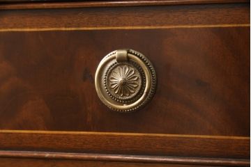 中古美品　イギリス王室御用達　マホガニー材　ロスジョン(ROSJOHN)　凝ったつくりが美しいチェスト(定価約35万円)(引き出し、サイドボード)(R-052211)