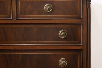中古美品　イギリス王室御用達　マホガニー材　ロスジョン(ROSJOHN)　凝ったつくりが美しいチェスト(定価約35万円)(引き出し、サイドボード)(R-052211)