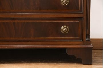中古美品　イギリス王室御用達　マホガニー材　ロスジョン(ROSJOHN)　凝ったつくりが美しいチェスト(定価約35万円)(引き出し、サイドボード)(R-052211)