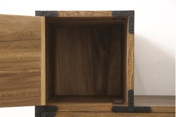 中古　美品　総桐材　桐材と金具のコントラストが目を引く階段箪笥(和タンス、収納箪笥、桐箪笥、桐たんす)(R-052212)