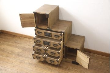 中古　美品　総桐材　桐材と金具のコントラストが目を引く階段箪笥(和タンス、収納箪笥、桐箪笥、桐たんす)(R-052212)