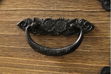 中古　美品　総桐材　桐材と金具のコントラストが目を引く階段箪笥(和タンス、収納箪笥、桐箪笥、桐たんす)(R-052212)