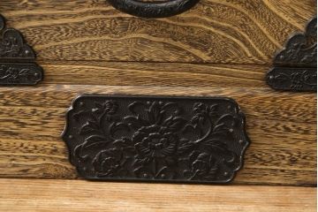 中古　美品　総桐材　桐材と金具のコントラストが目を引く階段箪笥(和タンス、収納箪笥、桐箪笥、桐たんす)(R-052212)