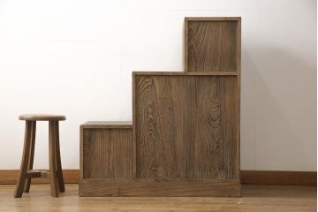 中古　美品　総桐材　桐材と金具のコントラストが目を引く階段箪笥(和タンス、収納箪笥、桐箪笥、桐たんす)(R-052212)