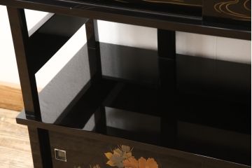 中古美品　輪島塗り　日展作家　桜井一良作　花と鳥の図柄が優雅な総漆塗りの飾り棚(定価約220万円)(茶棚、収納棚、戸棚)(R-052213)