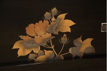 中古美品　輪島塗り　日展作家　桜井一良作　花と鳥の図柄が優雅な総漆塗りの飾り棚(定価約220万円)(茶棚、収納棚、戸棚)(R-052213)