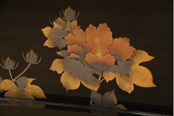 中古美品　輪島塗り　日展作家　桜井一良作　花と鳥の図柄が優雅な総漆塗りの飾り棚(定価約220万円)(茶棚、収納棚、戸棚)(R-052213)