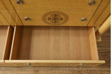 中古美品　イタリア高級輸入家具　メープル材突板　一風変わったデザインがおしゃれなサイドボード(定価約45万円)(引き出し、チェスト、洋服タンス)(R-052219)
