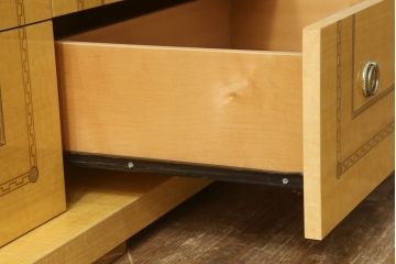 中古美品　イタリア高級輸入家具　メープル材突板　一風変わったデザインがおしゃれなサイドボード(定価約45万円)(引き出し、チェスト、洋服タンス)(R-052219)