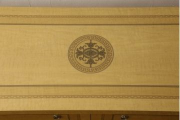 中古美品　イタリア高級輸入家具　メープル材突板　一風変わったデザインがおしゃれなサイドボード(定価約45万円)(引き出し、チェスト、洋服タンス)(R-052219)
