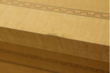 中古美品　イタリア高級輸入家具　メープル材突板　一風変わったデザインがおしゃれなサイドボード(定価約45万円)(引き出し、チェスト、洋服タンス)(R-052219)