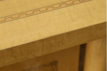中古美品　イタリア高級輸入家具　メープル材突板　一風変わったデザインがおしゃれなサイドボード(定価約45万円)(引き出し、チェスト、洋服タンス)(R-052219)