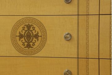 中古美品　イタリア高級輸入家具　メープル材突板　一風変わったデザインがおしゃれなサイドボード(定価約45万円)(引き出し、チェスト、洋服タンス)(R-052219)