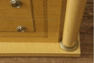 中古美品　イタリア高級輸入家具　メープル材突板　一風変わったデザインがおしゃれなサイドボード(定価約45万円)(引き出し、チェスト、洋服タンス)(R-052219)