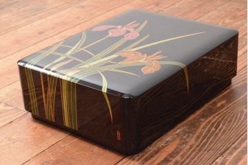 輪島塗　若島屋謹製　木谷信夫銘　菖蒲蒔絵　木製手文庫(文箱、手許箱)(R-052223)