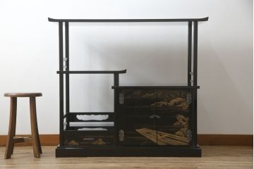 中古　美品　伝統工芸家具　輪島塗り　蝋色塗り　浜高悦朗作　漆の深く美しい黒色に繊細な山水蒔絵が映える飾り棚(茶棚、収納棚、違い棚)(R-052238)