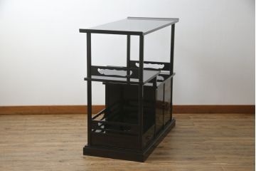 中古　美品　伝統工芸家具　輪島塗り　蝋色塗り　浜高悦朗作　漆の深く美しい黒色に繊細な山水蒔絵が映える飾り棚(茶棚、収納棚、違い棚)(R-052238)
