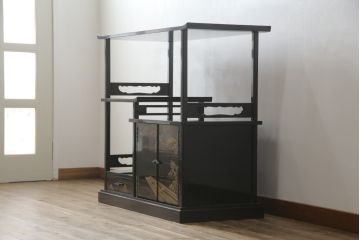 中古　美品　伝統工芸家具　輪島塗り　蝋色塗り　浜高悦朗作　漆の深く美しい黒色に繊細な山水蒔絵が映える飾り棚(茶棚、収納棚、違い棚)(R-052238)