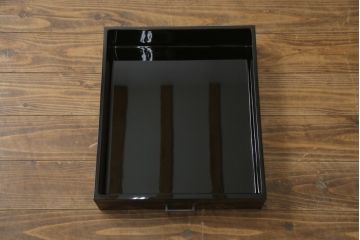 中古　美品　伝統工芸家具　輪島塗り　蝋色塗り　浜高悦朗作　漆の深く美しい黒色に繊細な山水蒔絵が映える飾り棚(茶棚、収納棚、違い棚)(R-052238)