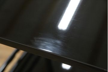 中古　美品　伝統工芸家具　輪島塗り　蝋色塗り　浜高悦朗作　漆の深く美しい黒色に繊細な山水蒔絵が映える飾り棚(茶棚、収納棚、違い棚)(R-052238)