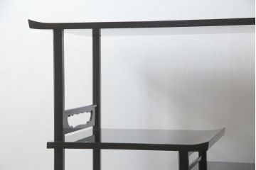 中古　美品　伝統工芸家具　輪島塗り　蝋色塗り　浜高悦朗作　漆の深く美しい黒色に繊細な山水蒔絵が映える飾り棚(茶棚、収納棚、違い棚)(R-052238)