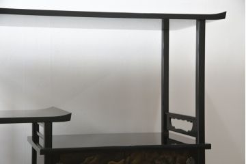 中古　美品　伝統工芸家具　輪島塗り　蝋色塗り　浜高悦朗作　漆の深く美しい黒色に繊細な山水蒔絵が映える飾り棚(茶棚、収納棚、違い棚)(R-052238)