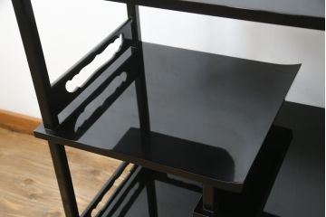 中古　美品　伝統工芸家具　輪島塗り　蝋色塗り　浜高悦朗作　漆の深く美しい黒色に繊細な山水蒔絵が映える飾り棚(茶棚、収納棚、違い棚)(R-052238)